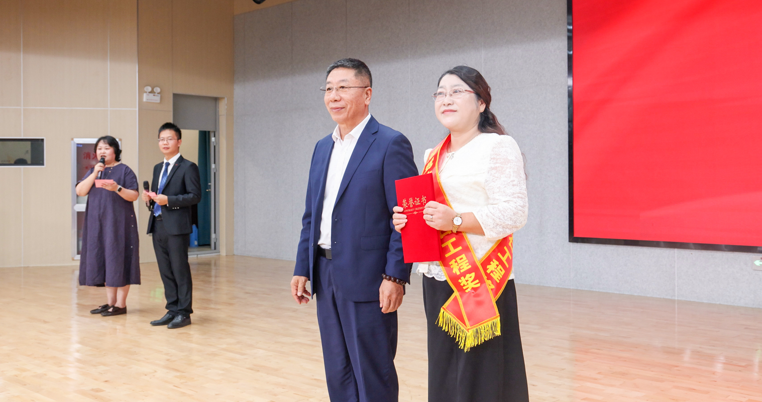程培华理事长给获奖教员颁奖.jpg