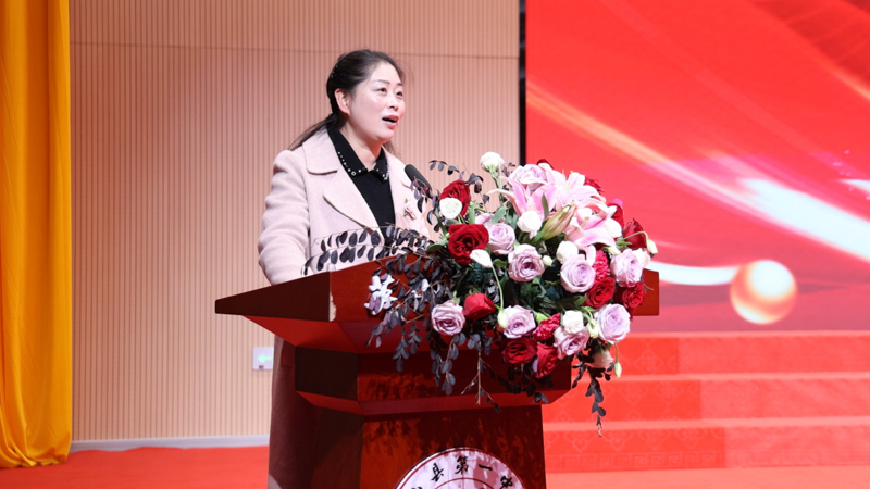 英山县人民当局副县长黄伟同道致欢迎辞.jpg